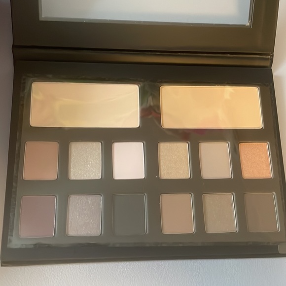 Quo Eyeshadow Pallet - Picture 2 of 2
